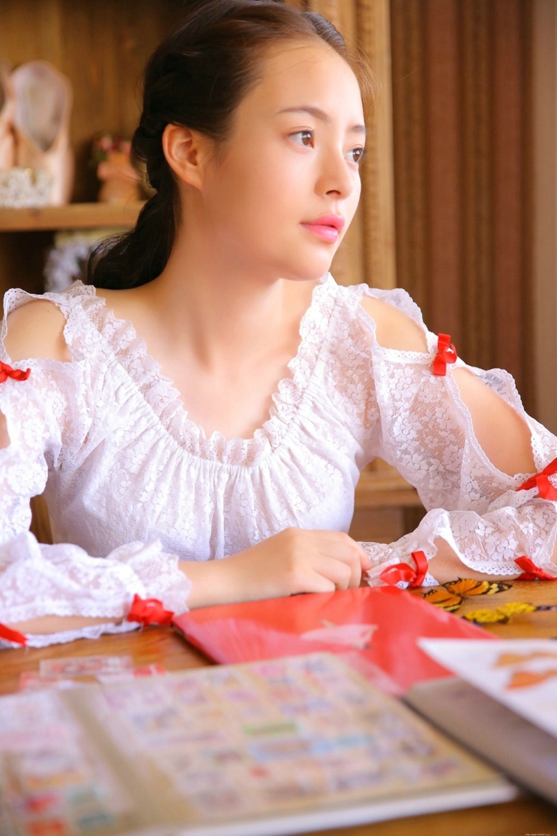 粉红高颜值养眼妹子漂亮脸蛋吸睛写真