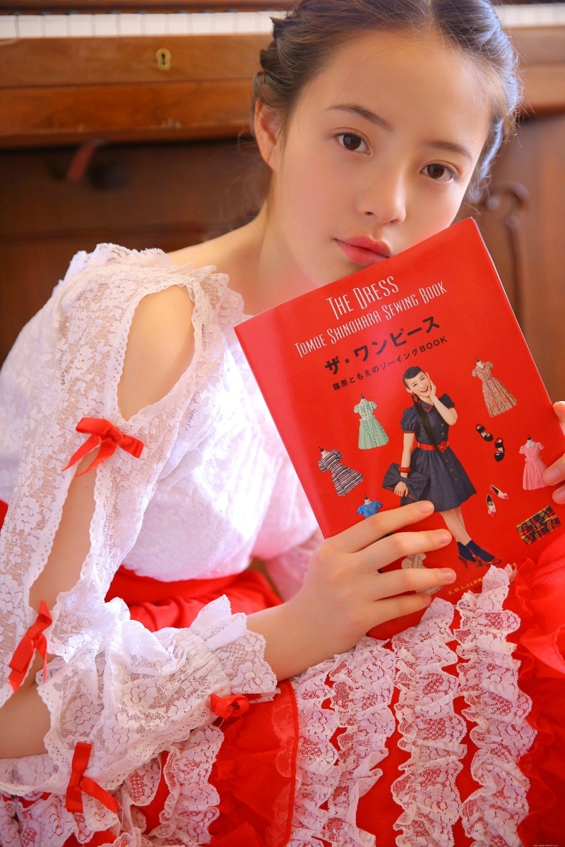 粉红高颜值养眼妹子漂亮脸蛋吸睛写真