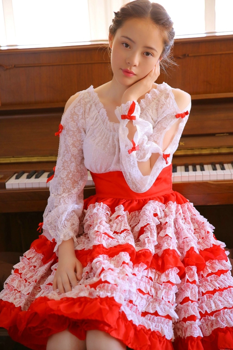 粉红高颜值养眼妹子漂亮脸蛋吸睛写真