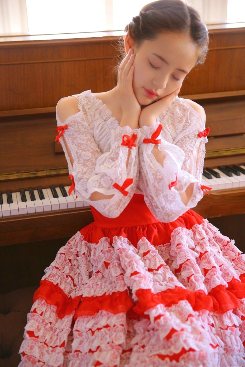 粉红高颜值养眼妹子漂亮脸蛋吸睛写真