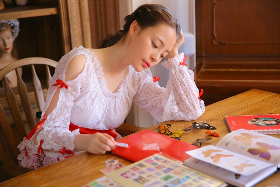 粉红高颜值养眼妹子漂亮脸蛋吸睛写真