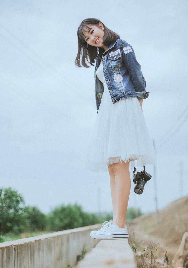 清新户外牛仔衣白裙摄影妹子笑容灿烂