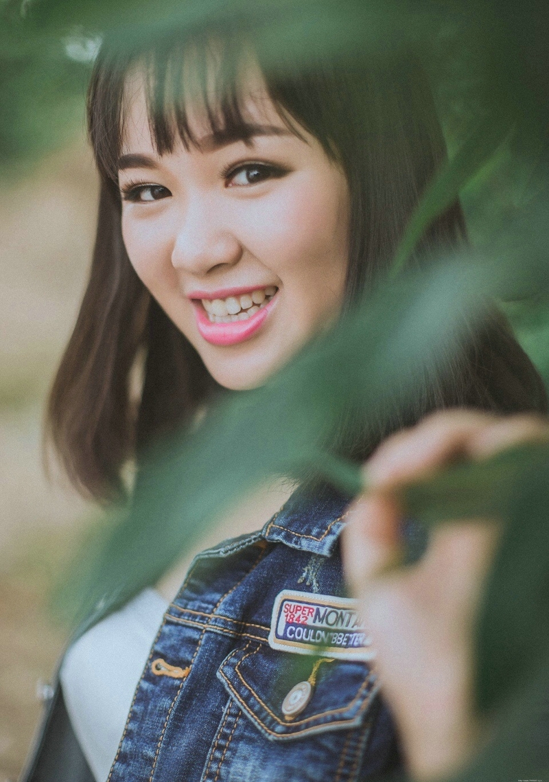 清新户外牛仔衣白裙摄影妹子笑容灿烂