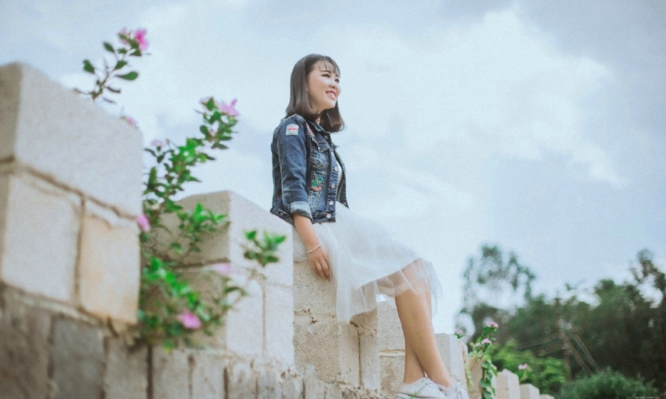 清新户外牛仔衣白裙摄影妹子笑容灿烂