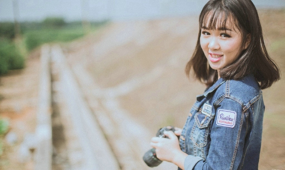 清新户外牛仔衣白裙摄影妹子笑容灿烂