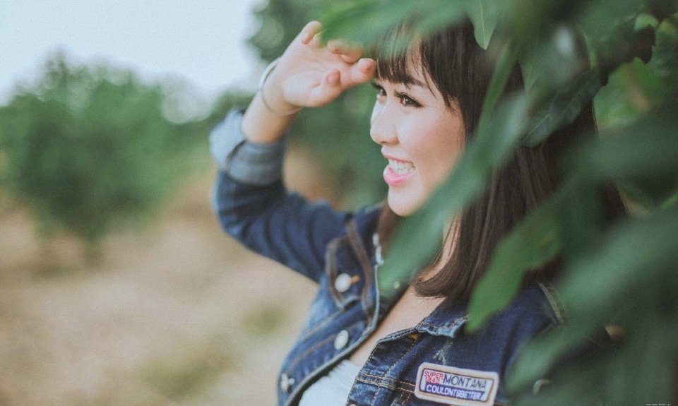 清新户外牛仔衣白裙摄影妹子笑容灿烂