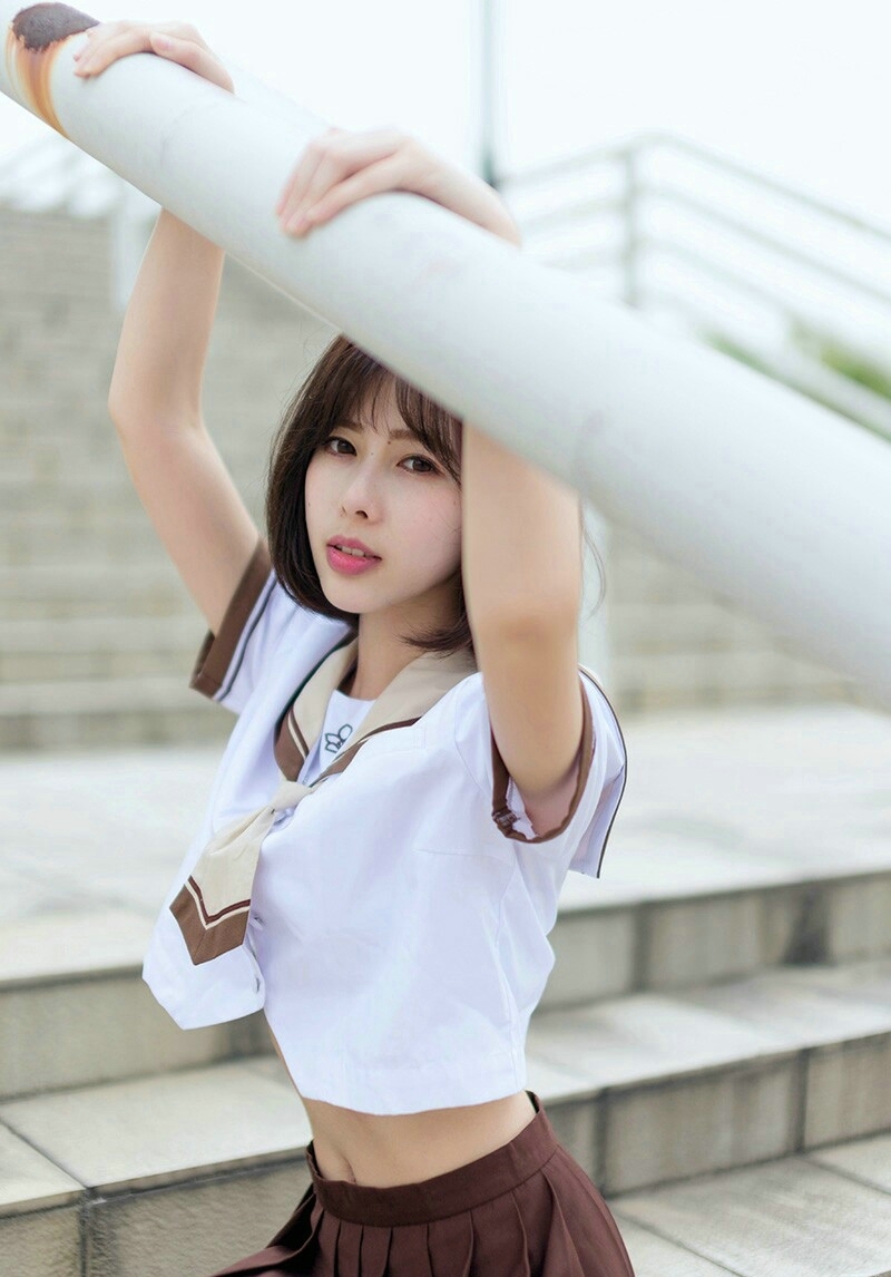 校服甜美短发姑娘清新秀发随风飘扬