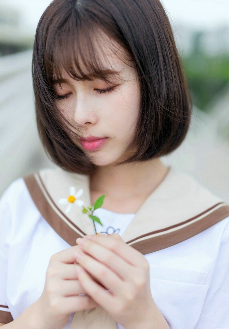 校服甜美短发姑娘清新秀发随风飘扬