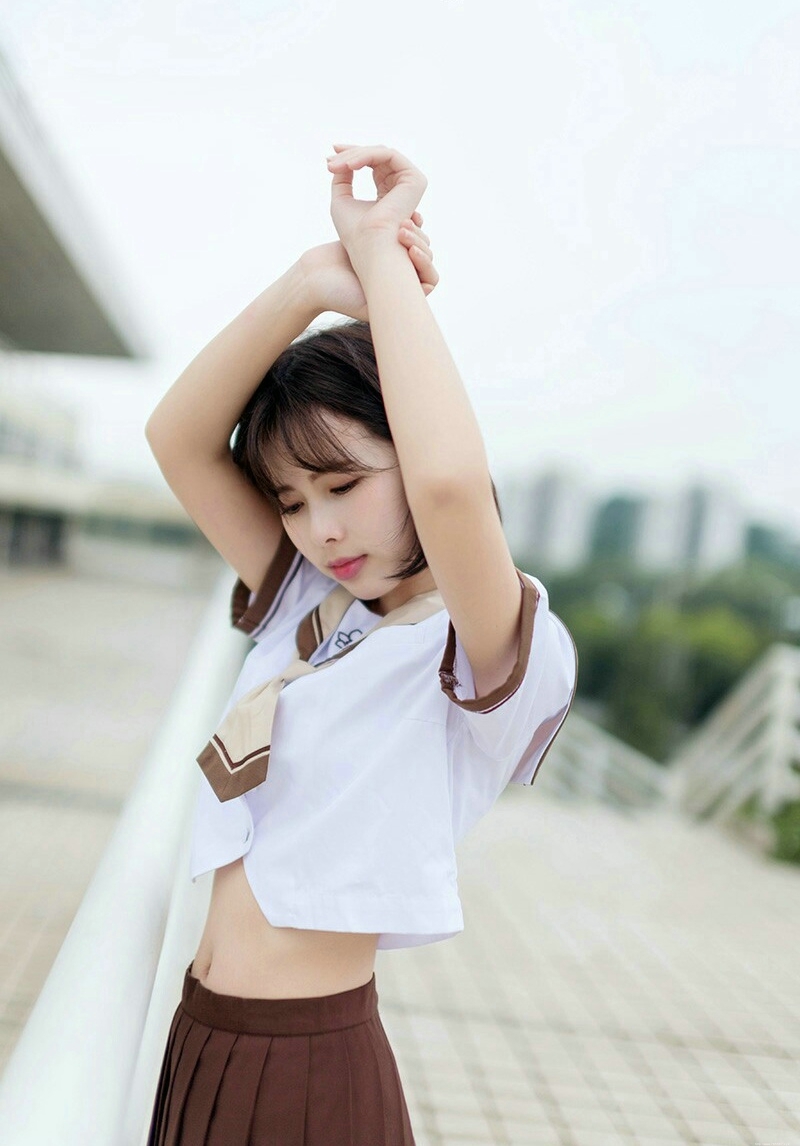 校服甜美短发姑娘清新秀发随风飘扬