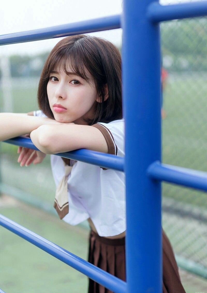 校服甜美短发姑娘清新秀发随风飘扬