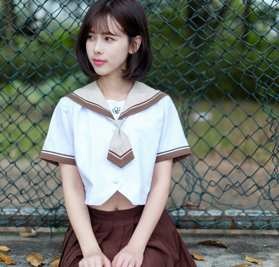 校服甜美短发姑娘清新秀发随风飘扬