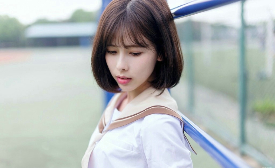 校服甜美短发姑娘清新秀发随风飘扬