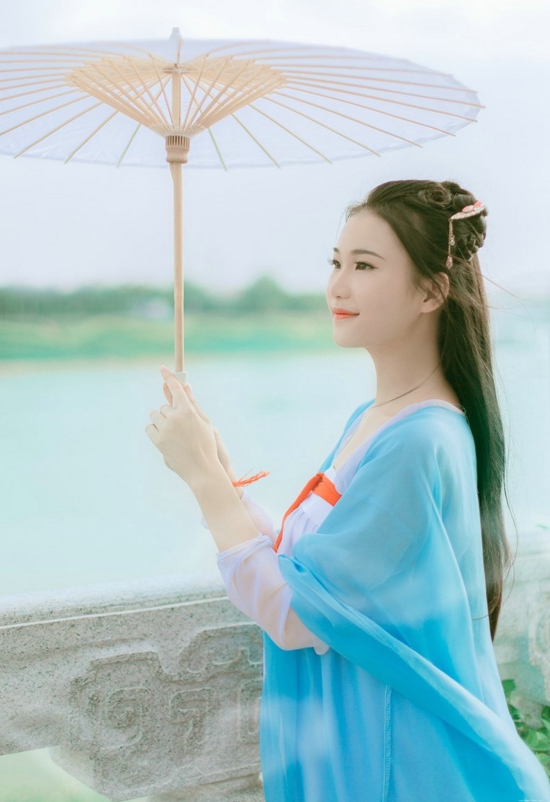 蓝色长裙古装美女清新粉嫩甜美动人