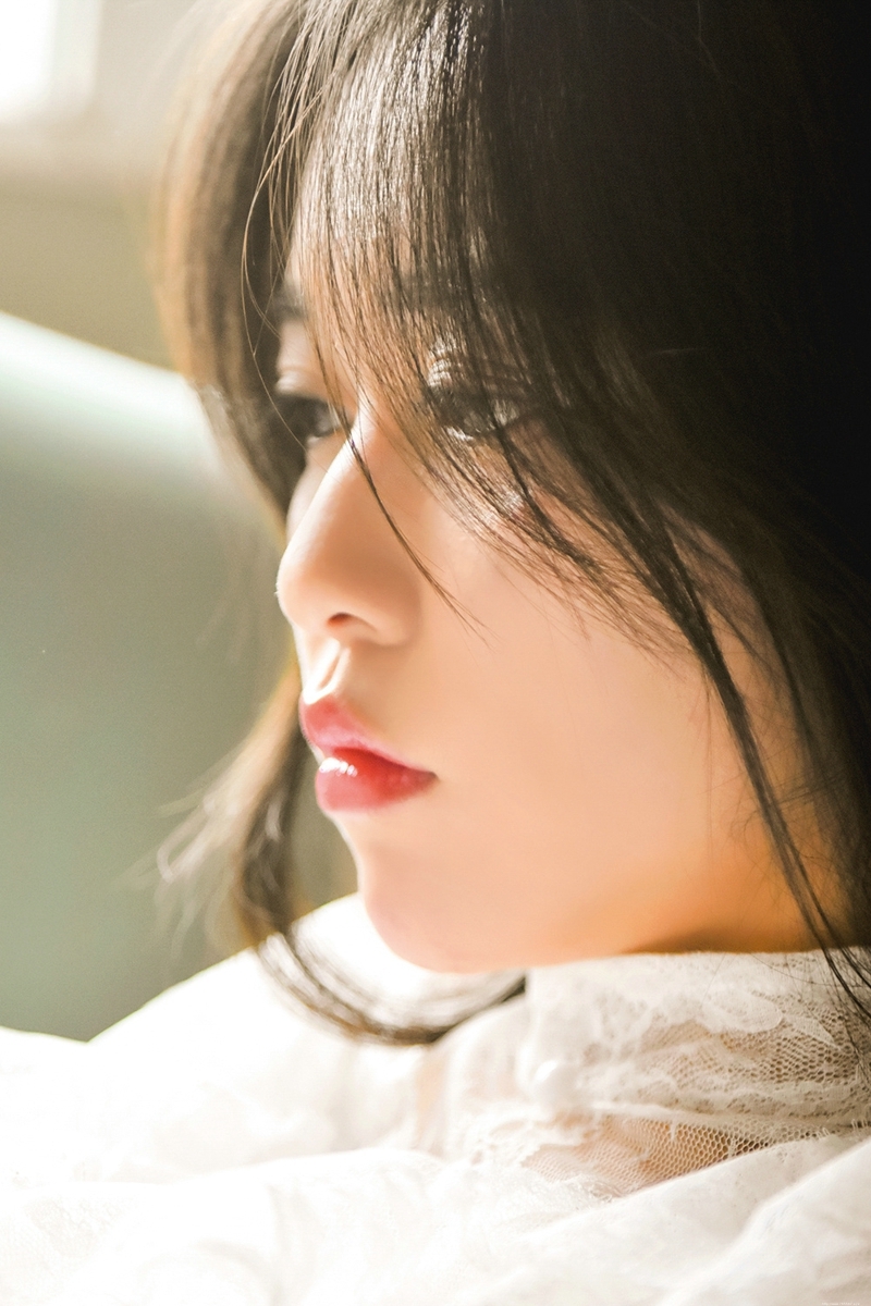 私房浓眉大眼姑娘恬静娇美童话世界