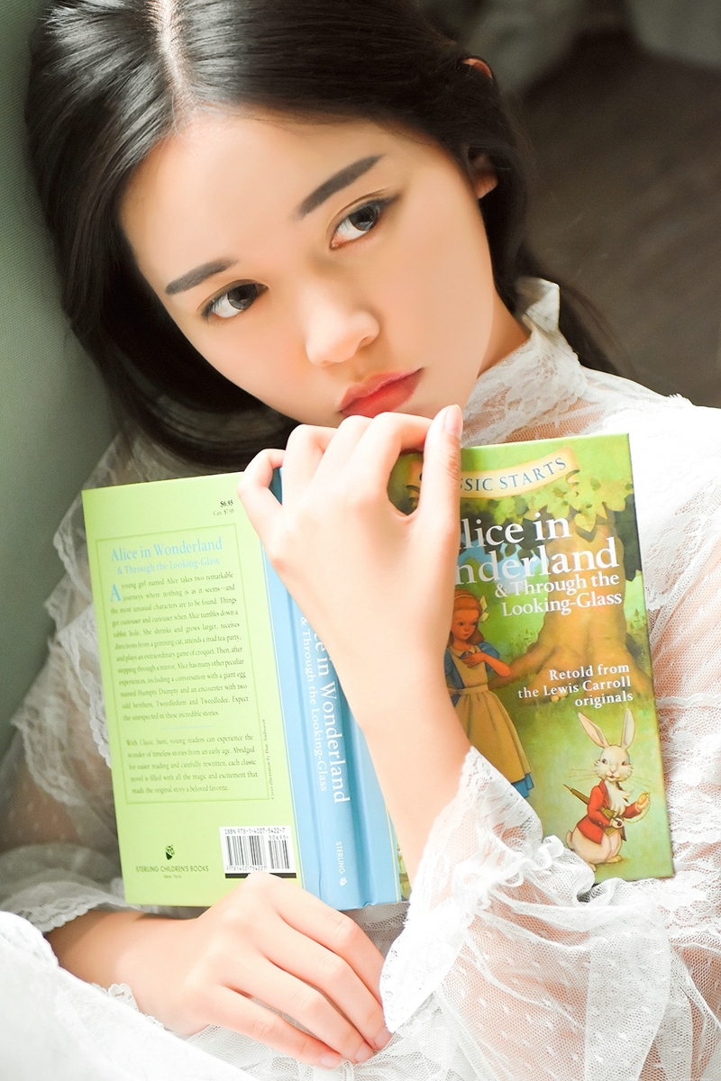 私房浓眉大眼姑娘恬静娇美童话世界