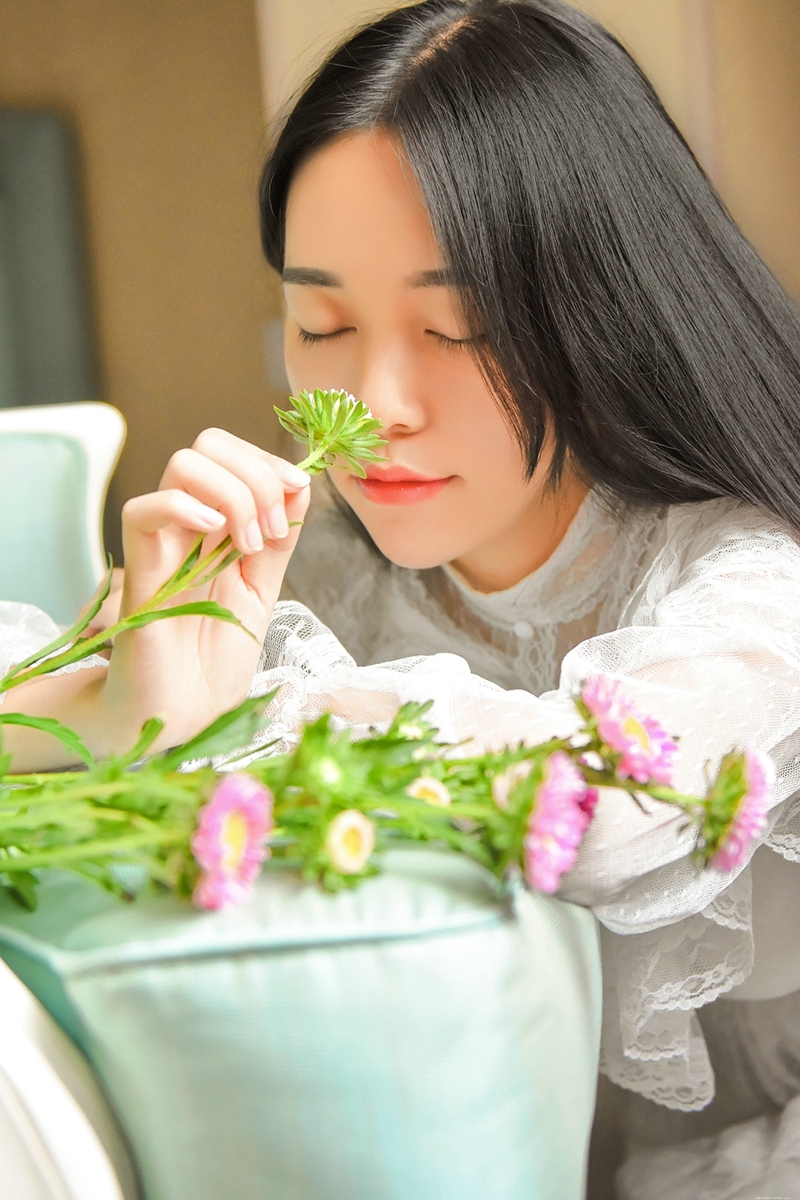 私房浓眉大眼姑娘恬静娇美童话世界