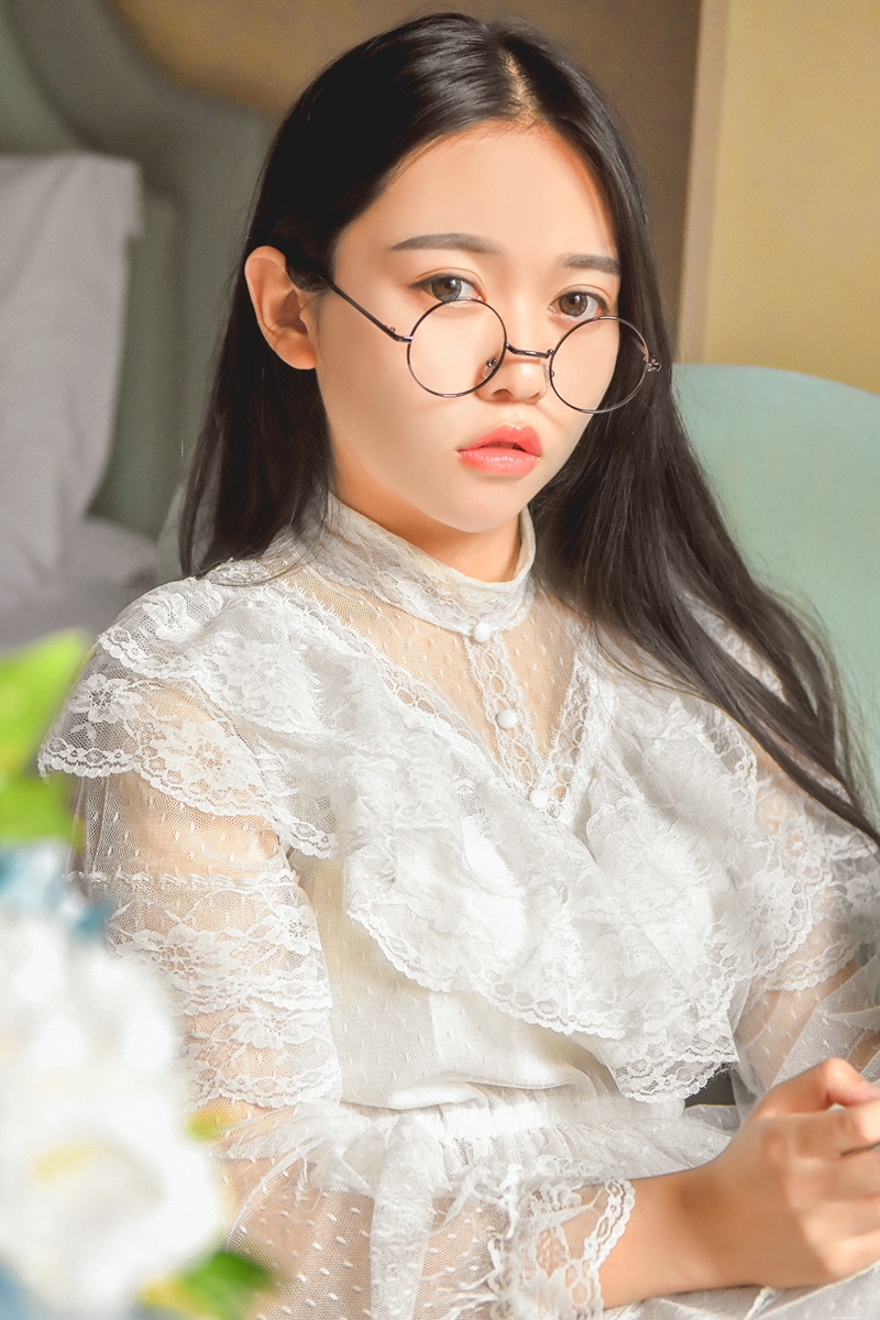 私房浓眉大眼姑娘恬静娇美童话世界