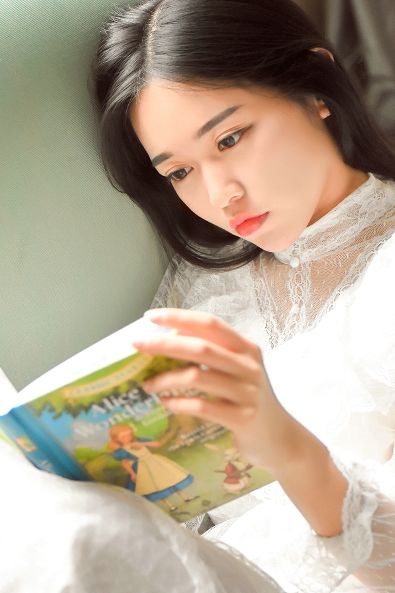 私房浓眉大眼姑娘恬静娇美童话世界