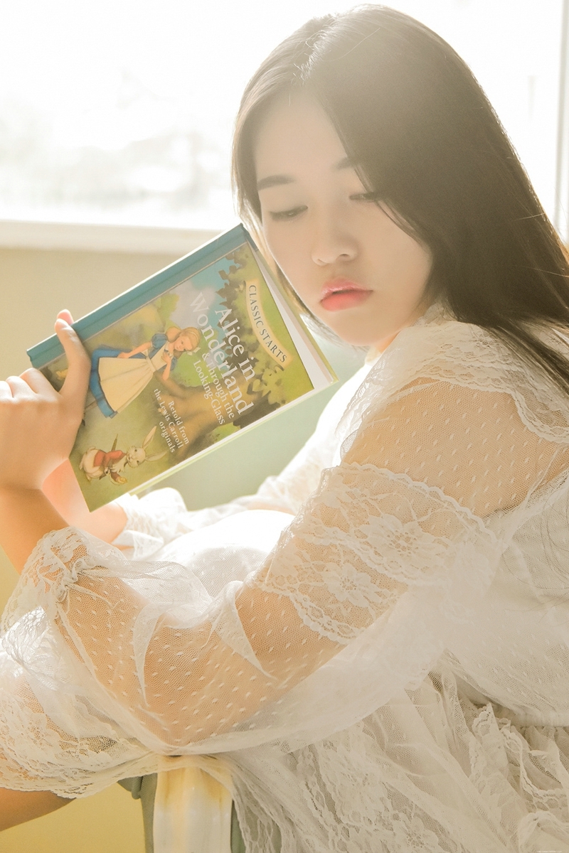 私房浓眉大眼姑娘恬静娇美童话世界