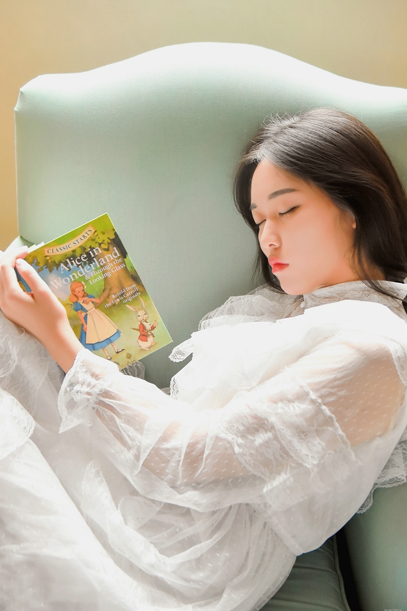 私房浓眉大眼姑娘恬静娇美童话世界