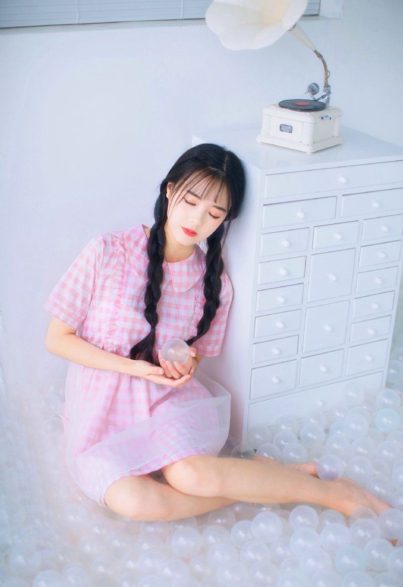 格子裙双马尾妹子甜美养眼可人