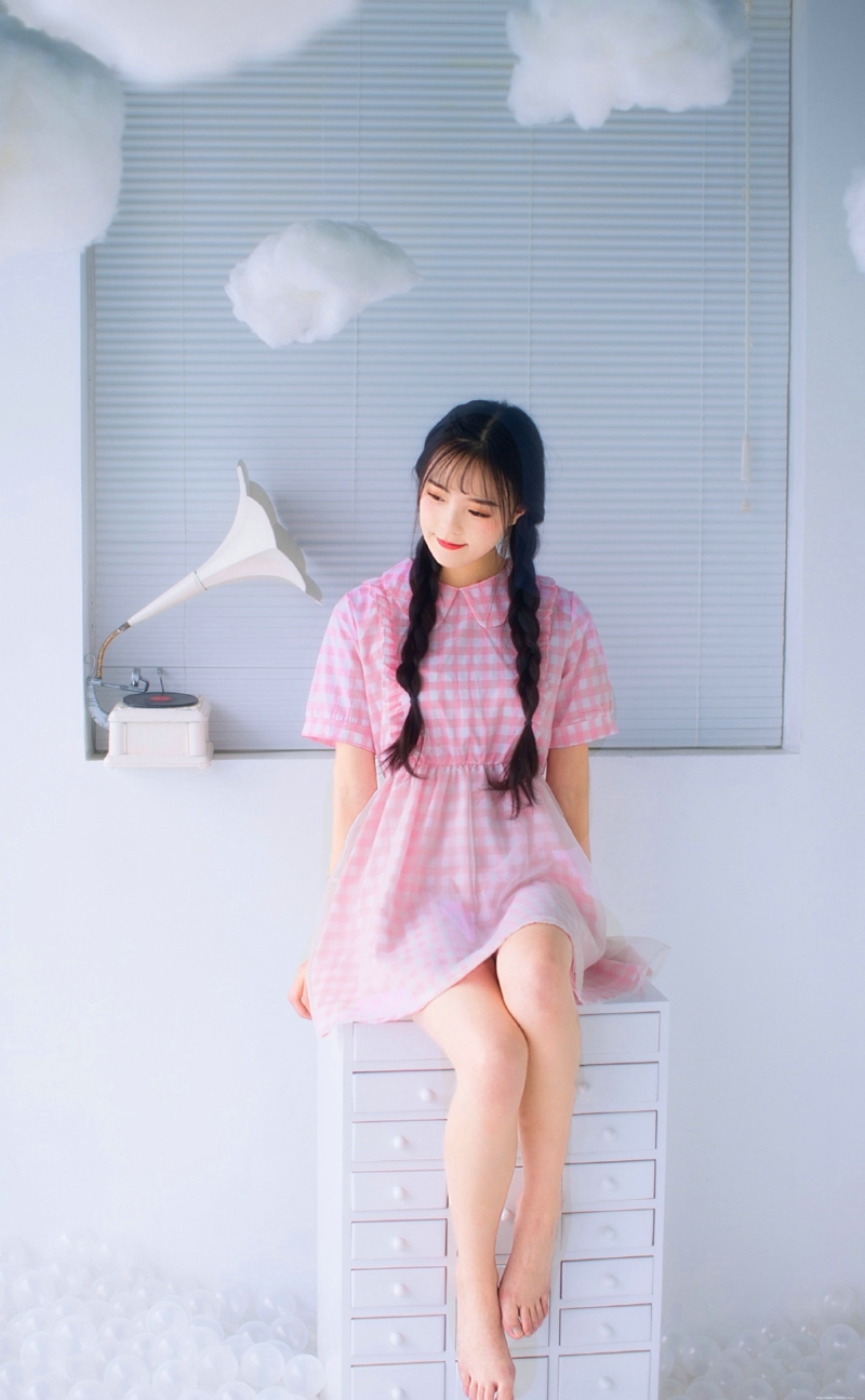 格子裙双马尾妹子甜美养眼可人