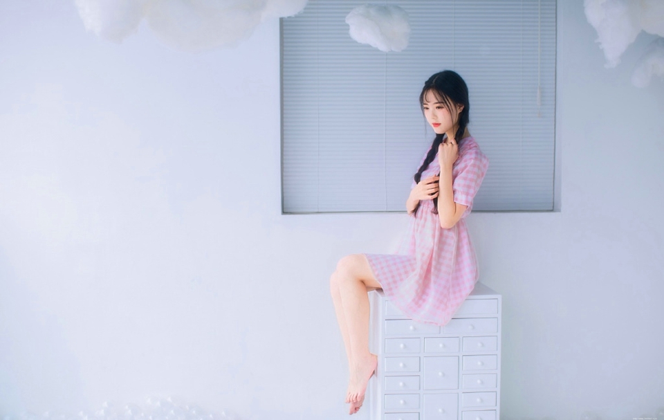 格子裙双马尾妹子甜美养眼可人