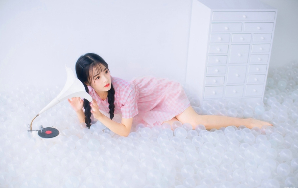 格子裙双马尾妹子甜美养眼可人