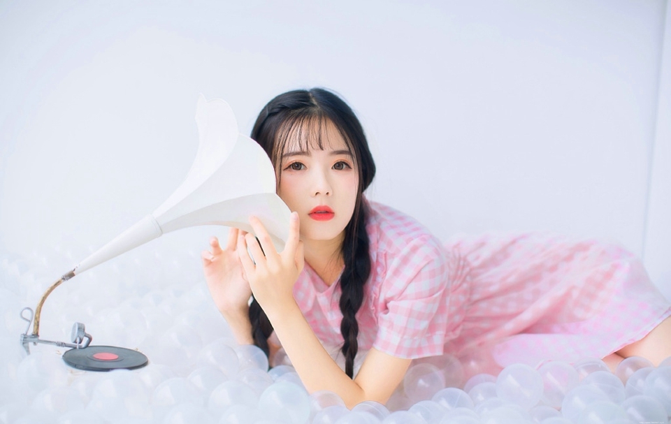 格子裙双马尾妹子甜美养眼可人