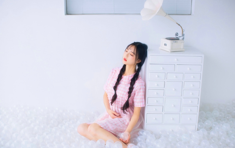 格子裙双马尾妹子甜美养眼可人