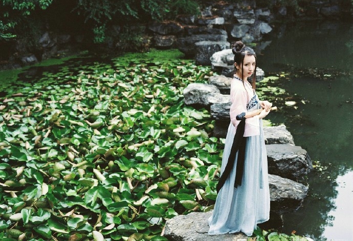 清新古装美女阳光温馨风韵写真