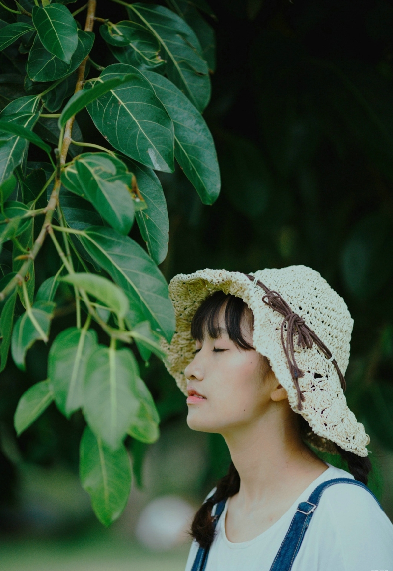 小岛上的背带裤风车少女青春无限