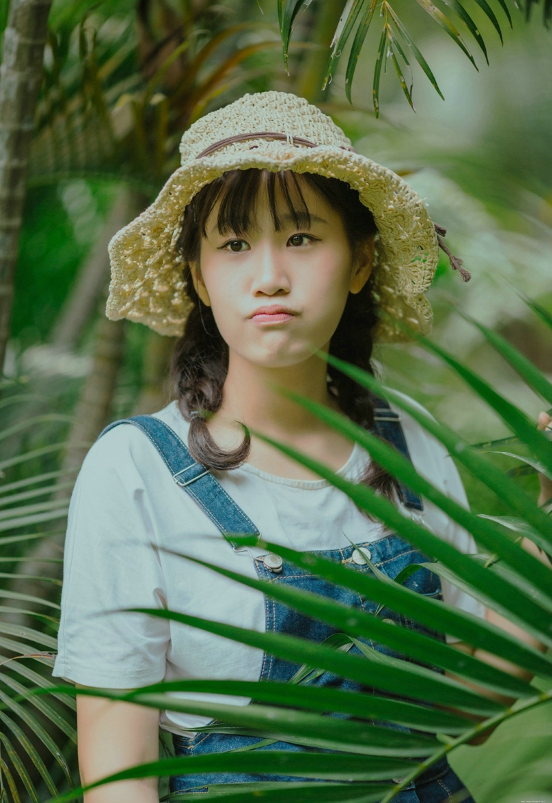 小岛上的背带裤风车少女青春无限