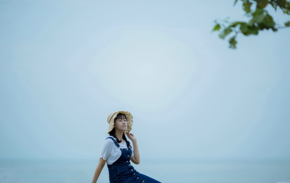 小岛上的背带裤风车少女青春无限