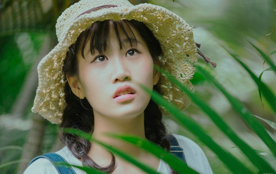 小岛上的背带裤风车少女青春无限