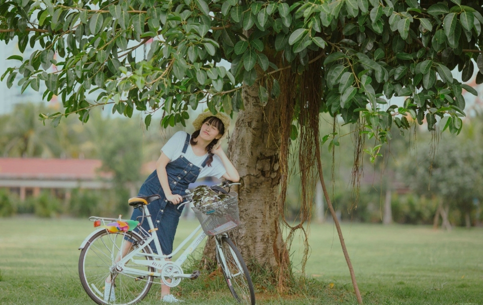 小岛上的背带裤风车少女青春无限
