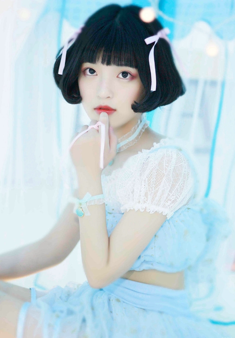 短发妹子闺房内彩灯闪耀清新写真可爱迷人