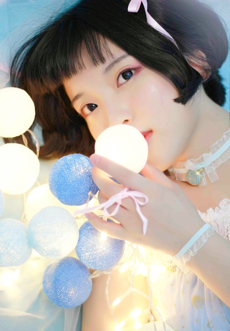 短发妹子闺房内彩灯闪耀清新写真可爱迷人