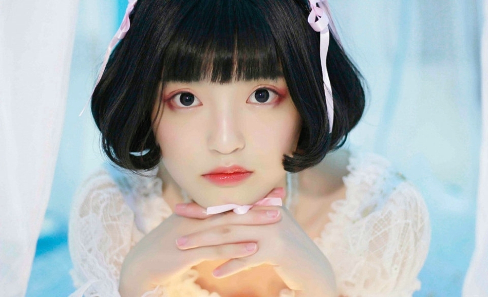 短发妹子闺房内彩灯闪耀清新写真可爱迷人