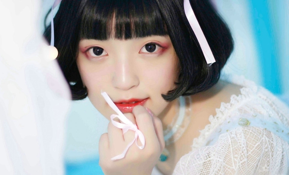 短发妹子闺房内彩灯闪耀清新写真可爱迷人