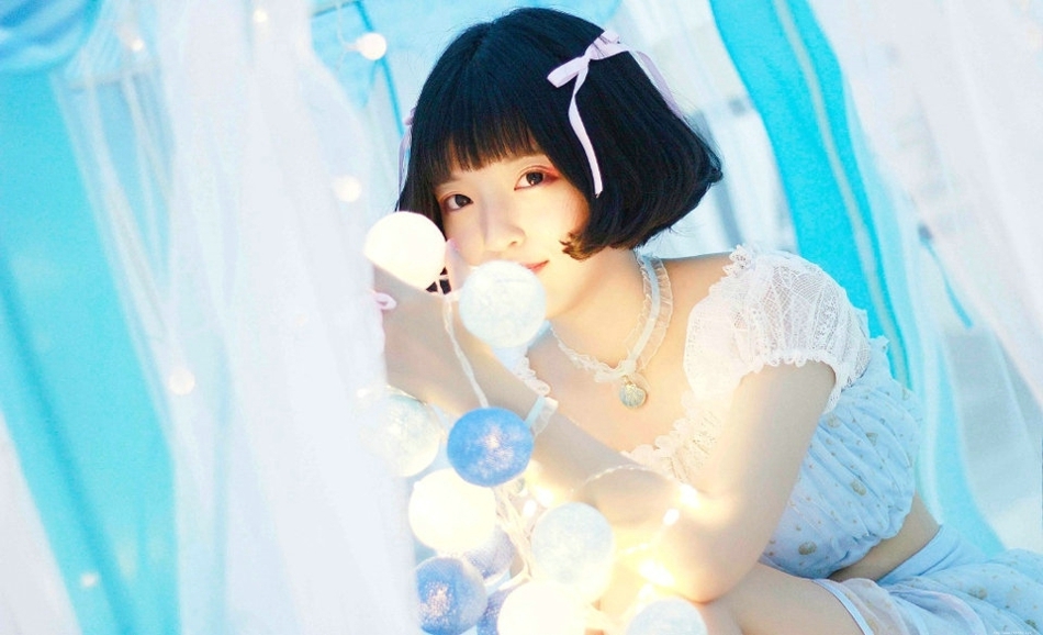 短发妹子闺房内彩灯闪耀清新写真可爱迷人