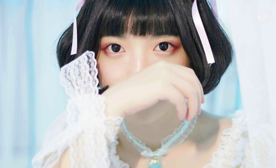 短发妹子闺房内彩灯闪耀清新写真可爱迷人