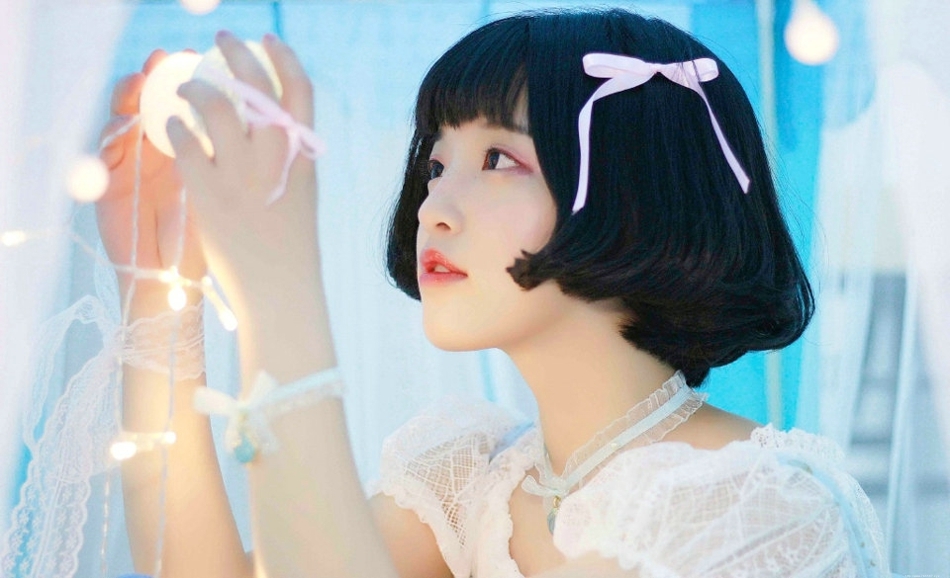 短发妹子闺房内彩灯闪耀清新写真可爱迷人