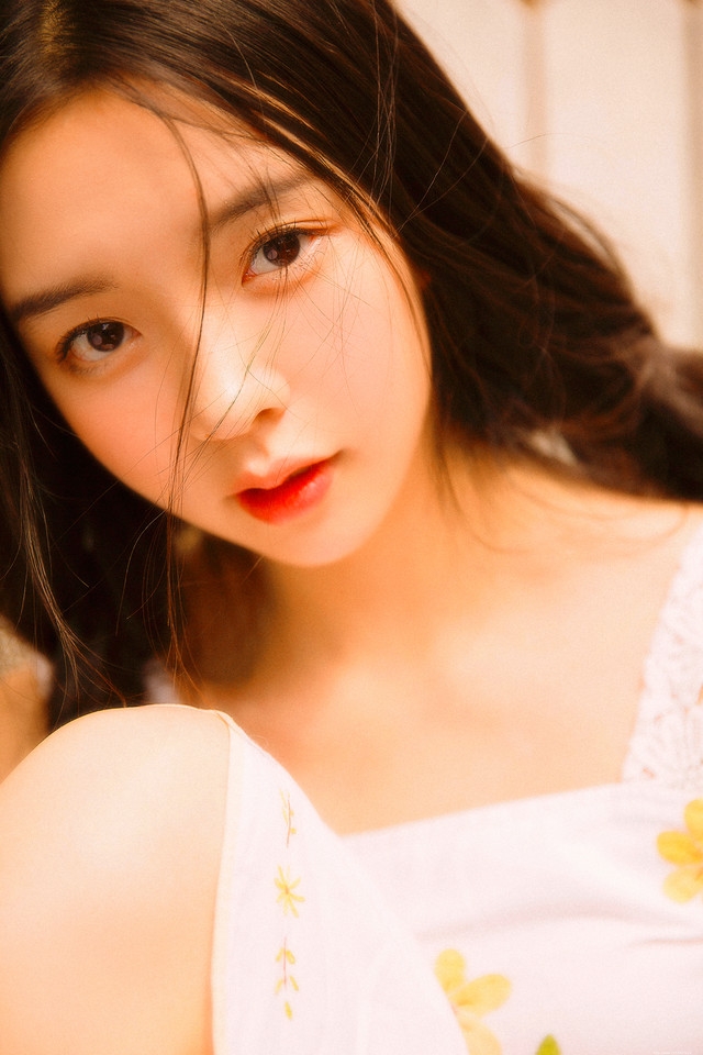 夏日初恋少女碎花裙红唇娇艳欲滴朦胧写真