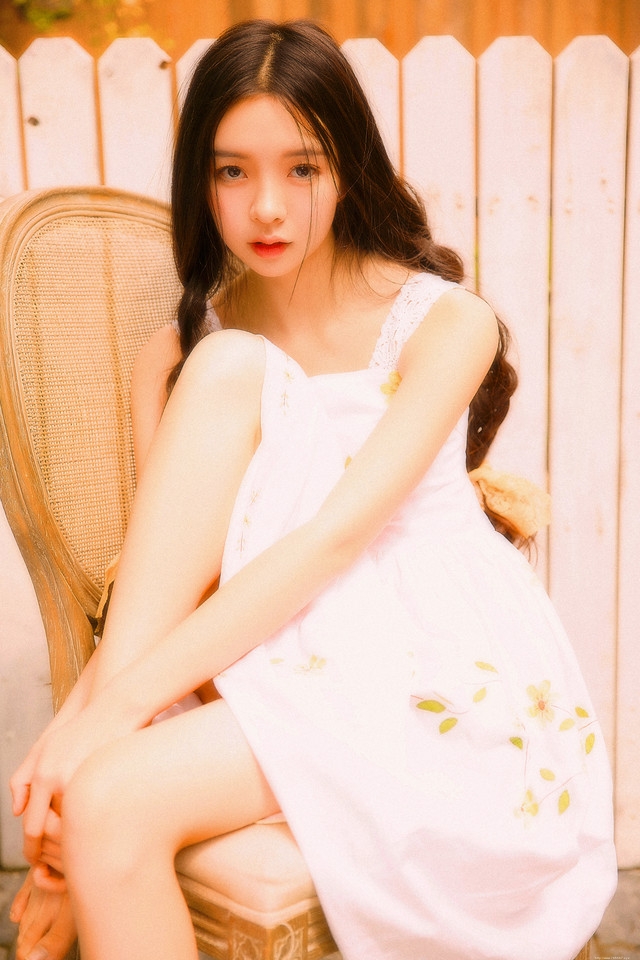 夏日初恋少女碎花裙红唇娇艳欲滴朦胧写真