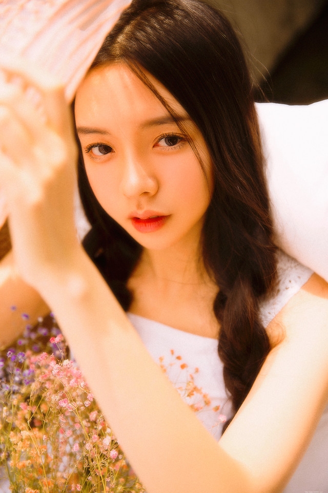 夏日初恋少女碎花裙红唇娇艳欲滴朦胧写真