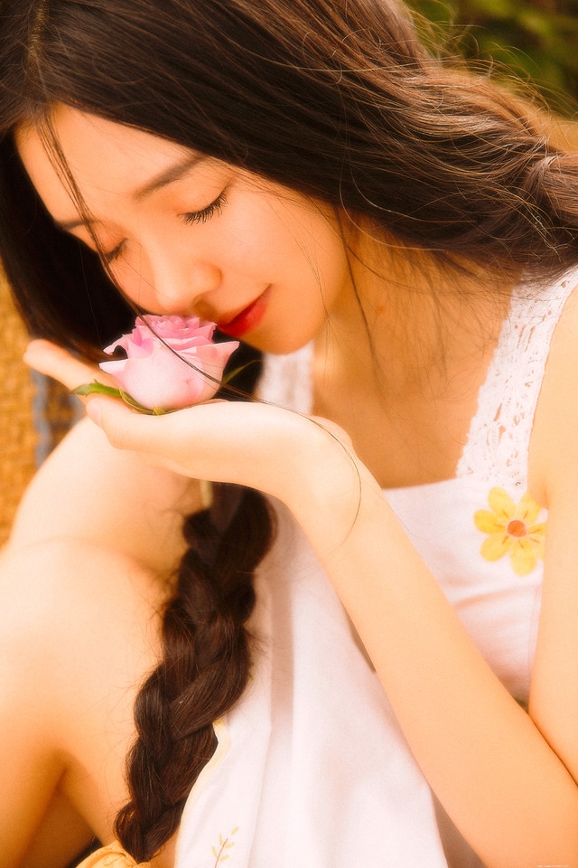 夏日初恋少女碎花裙红唇娇艳欲滴朦胧写真