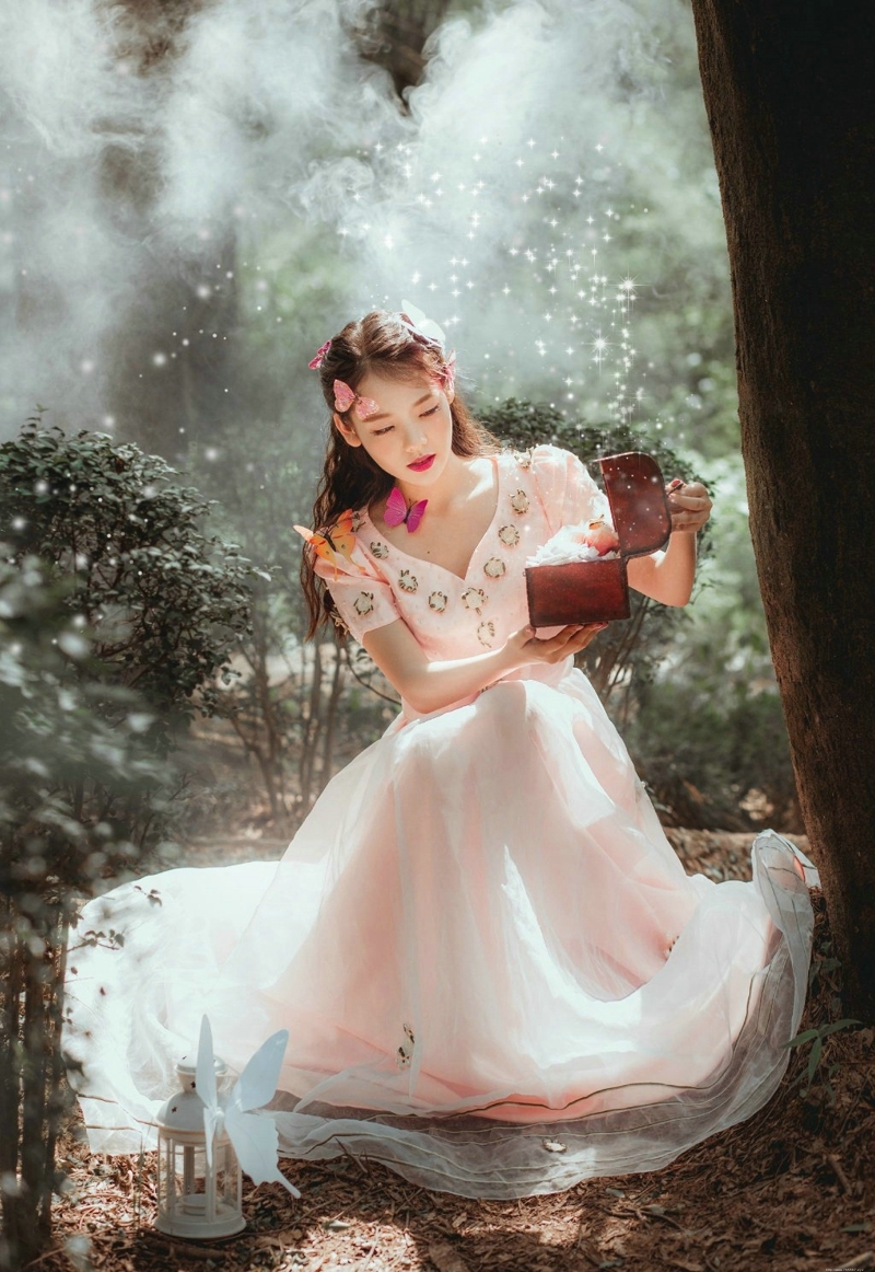森林烟雾中的蝴蝶妹子宛如仙子