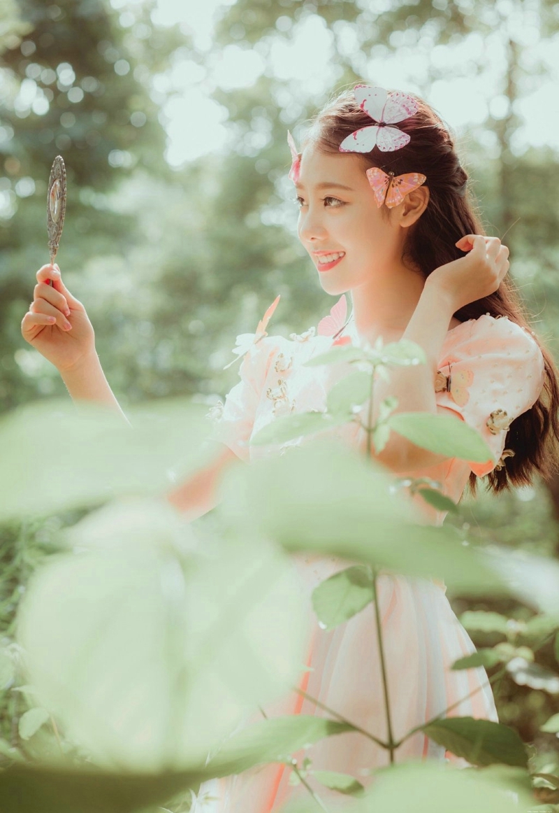 森林烟雾中的蝴蝶妹子宛如仙子
