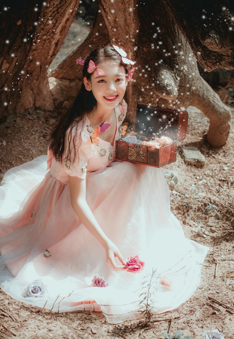 森林烟雾中的蝴蝶妹子宛如仙子